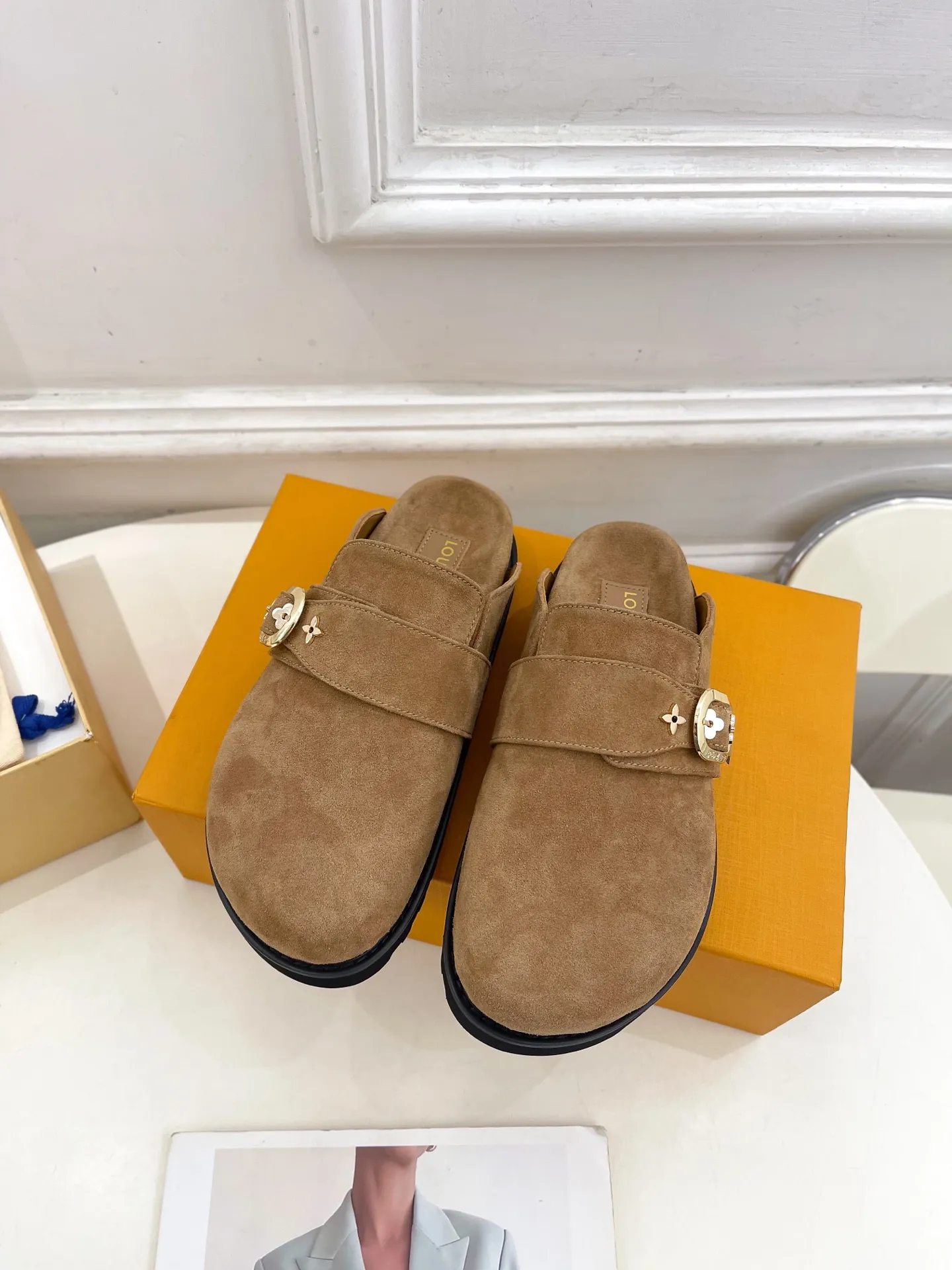 👟👟Ex-factory price 580👟👟 Men's model ➕10 LV | Louis Vuitton 25𝐬𝐬 🧡💚2025 Early spring new model Top version ⚠️ The counter features the latest LV COSY COMFORT metal buckle Bread Mule slippers hard goods new🆕 ❥BS purchasing level! Full of high-end feel! A popular model among bloggers at home and abroad, it’s retro and fashionable and looks amazing on your feet! Mainly recommended models on the official website★ ━━━━━ ЅᏇєєt ━━━━━ ▪️Upper: original specific cowhide/old leather ▪️lining: imported cowhide lining ▪️outsole: original molded outsole ▪️shoe size: women's size 35-39 (customized at 40.41) Men's size 40-44 (45.46 customized)
